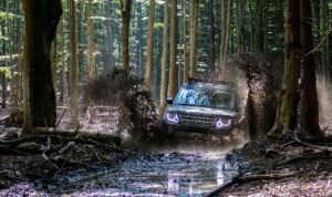 tips naik mobil offroad