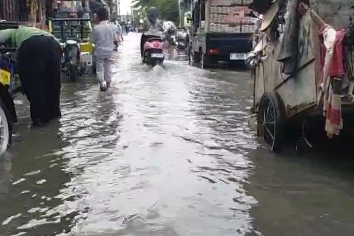 Banjir Rob Ganggu Perjalanan Commuter Line, 15 Kereta Jakarta-Tanjung Priok Dibatalkan