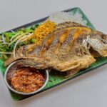 menggoreng ikan kering