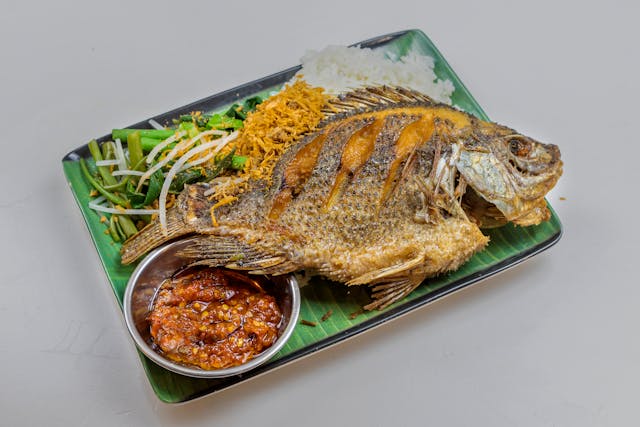 menggoreng ikan kering